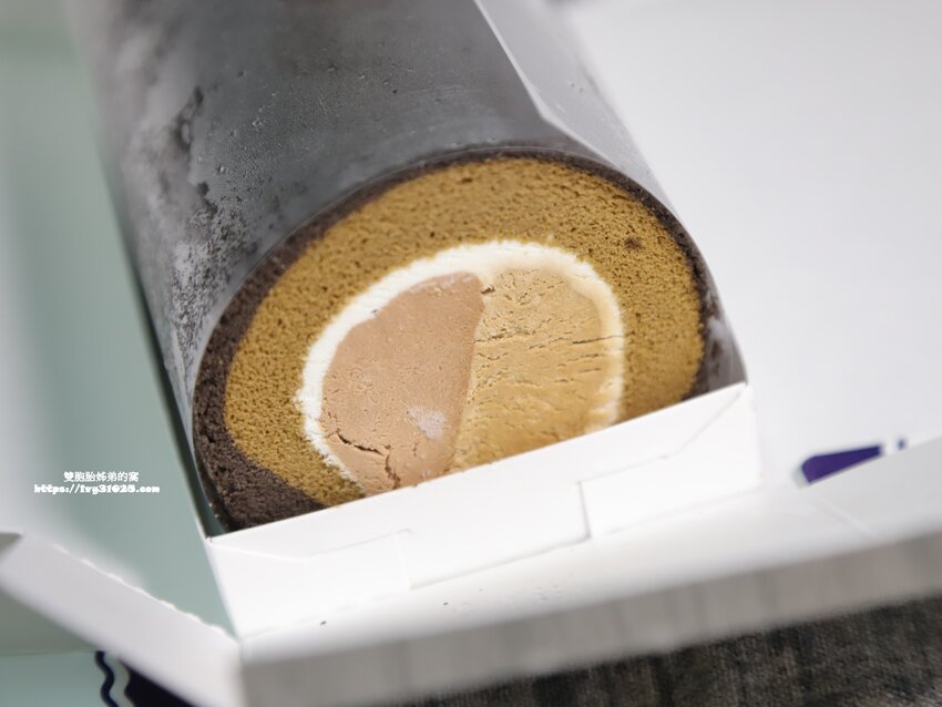 推薦台中美食 - 金帛手製紅玉榛果拿鐵生乳捲 讓你一次吃到兩種口味內餡