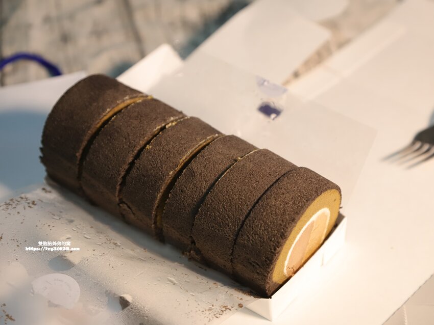 推薦台中美食 - 金帛手製紅玉榛果拿鐵生乳捲 讓你一次吃到兩種口味內餡