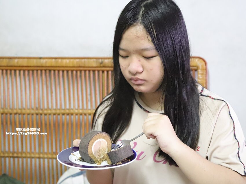 推薦台中美食 - 金帛手製紅玉榛果拿鐵生乳捲 讓你一次吃到兩種口味內餡