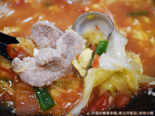 珍珍小館18-蕃茄肉片蛋花湯-鮮嫩的肉片.JPG