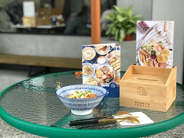 （台中早午餐）50米深嵐早午餐－台中逢甲平價早午餐　裝潢超漂亮、超有質感爆滿早午餐！獨家辣炒雞絲麵、早午餐拼盤、好吃鮪魚蛋餅！五十米深嵐