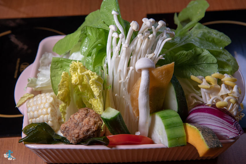 林口火鍋》喜園涮涮鍋 林口歐風店 - 慈心有機認證蔬果 法式氛圍火鍋饗宴 - 時空幻境 凌雲江海清