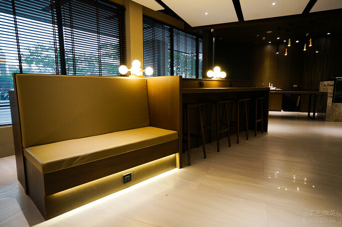 高雄市前金區鈞怡大飯店》整層親子遊戲場,電動車、球池積木、cosplay ,愛河畔景觀迷人