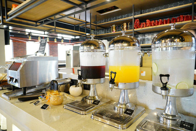 高雄市前金區鈞怡大飯店》整層親子遊戲場,電動車、球池積木、cosplay ,愛河畔景觀迷人