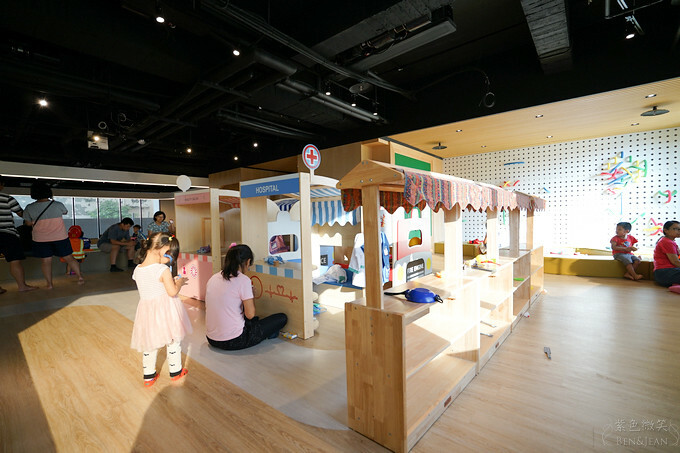高雄市前金區鈞怡大飯店》整層親子遊戲場,電動車、球池積木、cosplay ,愛河畔景觀迷人