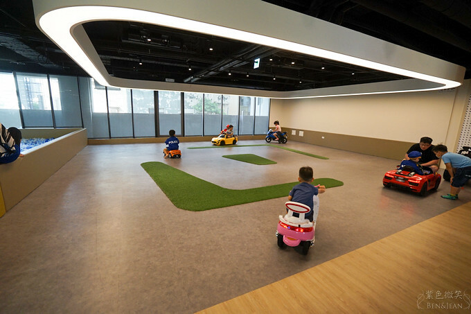高雄市前金區鈞怡大飯店》整層親子遊戲場,電動車、球池積木、cosplay ,愛河畔景觀迷人