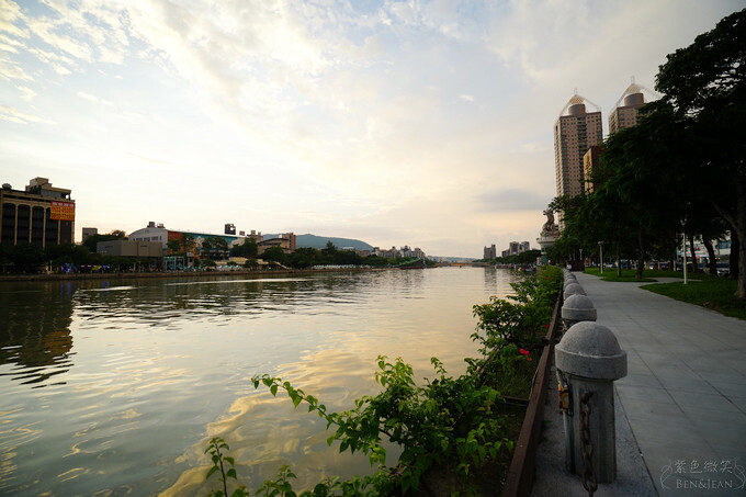 高雄市前金區鈞怡大飯店》整層親子遊戲場,電動車、球池積木、cosplay ,愛河畔景觀迷人