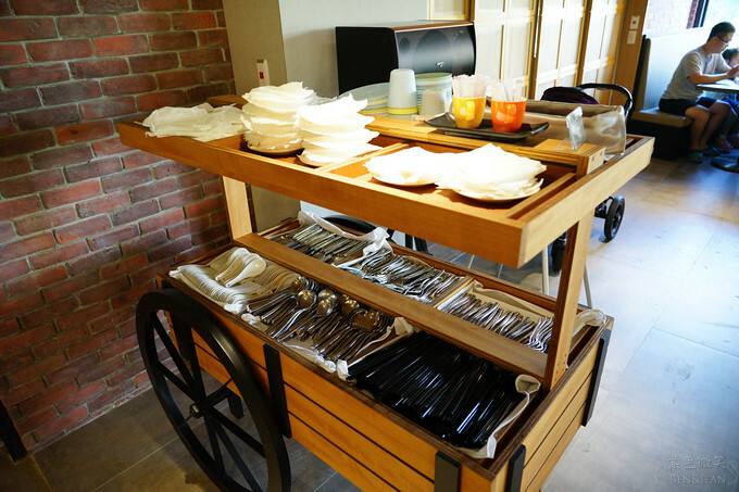 高雄市前金區鈞怡大飯店》整層親子遊戲場,電動車、球池積木、cosplay ,愛河畔景觀迷人