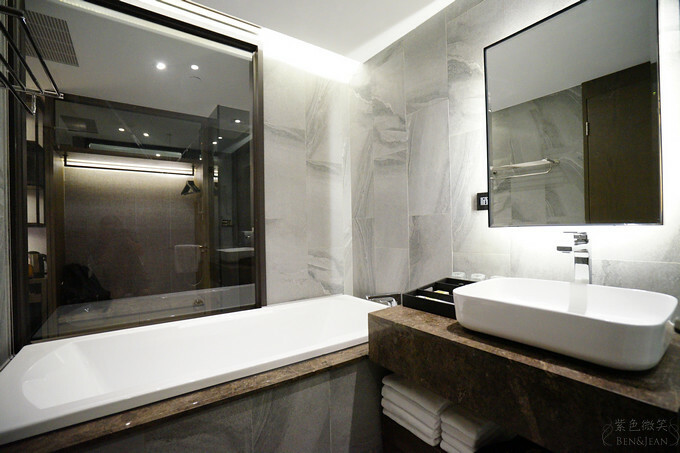 高雄市前金區鈞怡大飯店》整層親子遊戲場,電動車、球池積木、cosplay ,愛河畔景觀迷人