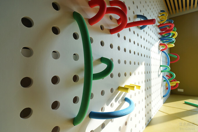 高雄市前金區鈞怡大飯店》整層親子遊戲場,電動車、球池積木、cosplay ,愛河畔景觀迷人