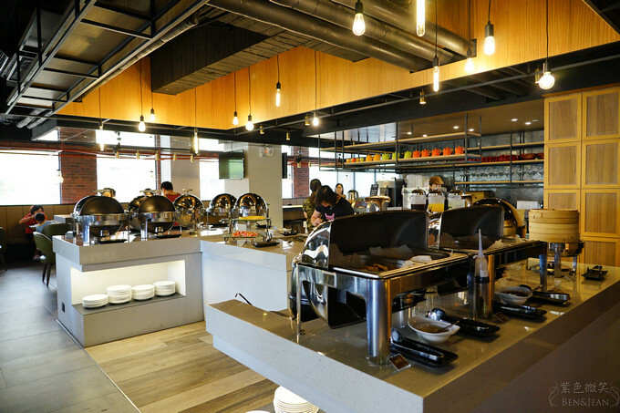 高雄市前金區鈞怡大飯店》整層親子遊戲場,電動車、球池積木、cosplay ,愛河畔景觀迷人