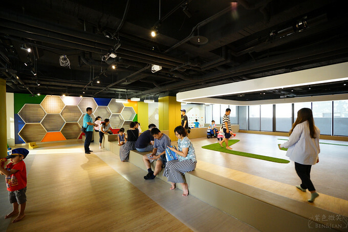 高雄市前金區鈞怡大飯店》整層親子遊戲場,電動車、球池積木、cosplay ,愛河畔景觀迷人