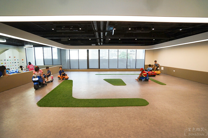 高雄市前金區鈞怡大飯店》整層親子遊戲場,電動車、球池積木、cosplay ,愛河畔景觀迷人