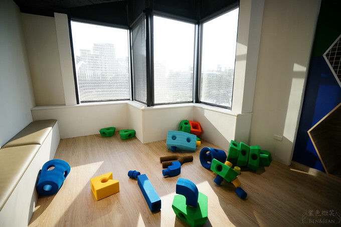 高雄市前金區鈞怡大飯店》整層親子遊戲場,電動車、球池積木、cosplay ,愛河畔景觀迷人