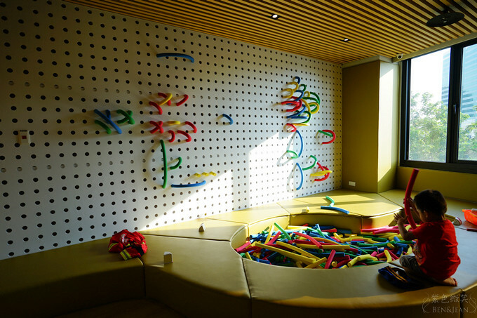 高雄市前金區鈞怡大飯店》整層親子遊戲場,電動車、球池積木、cosplay ,愛河畔景觀迷人