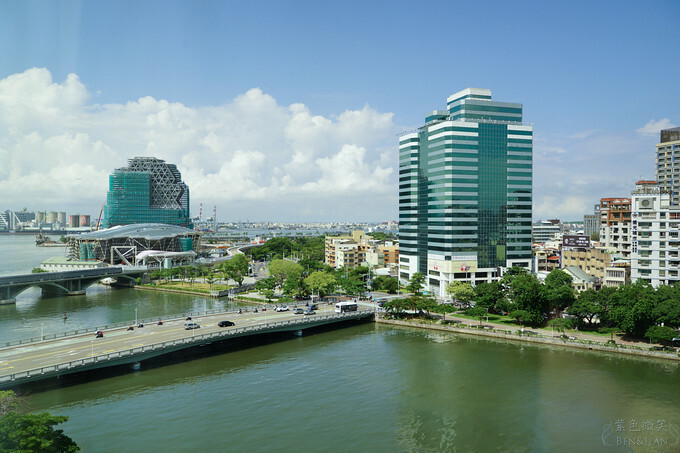 高雄市前金區鈞怡大飯店》整層親子遊戲場,電動車、球池積木、cosplay ,愛河畔景觀迷人