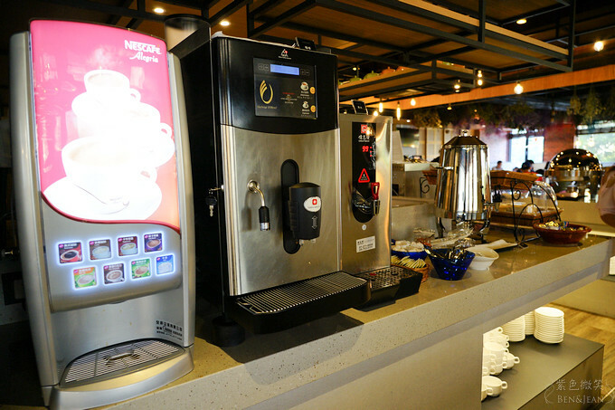 高雄市前金區鈞怡大飯店》整層親子遊戲場,電動車、球池積木、cosplay ,愛河畔景觀迷人