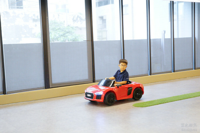 高雄市前金區鈞怡大飯店》整層親子遊戲場,電動車、球池積木、cosplay ,愛河畔景觀迷人