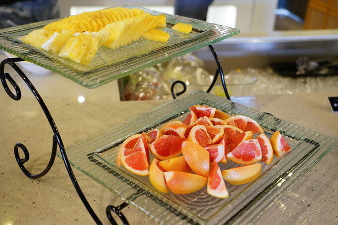 高雄市前金區鈞怡大飯店》整層親子遊戲場,電動車、球池積木、cosplay ,愛河畔景觀迷人