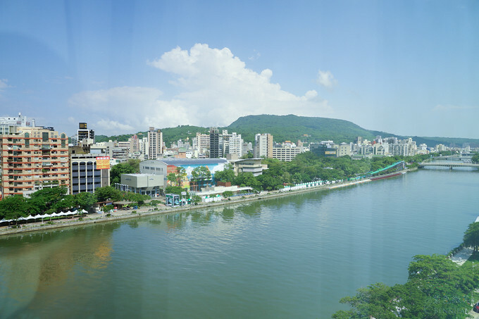 高雄市前金區鈞怡大飯店》整層親子遊戲場,電動車、球池積木、cosplay ,愛河畔景觀迷人