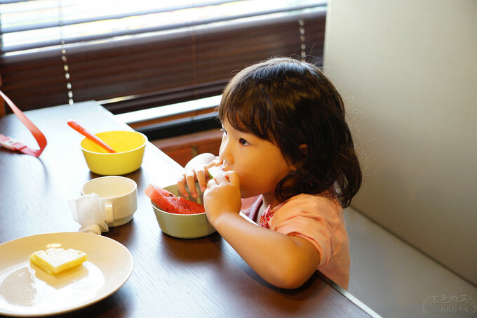 高雄市前金區鈞怡大飯店》整層親子遊戲場,電動車、球池積木、cosplay ,愛河畔景觀迷人