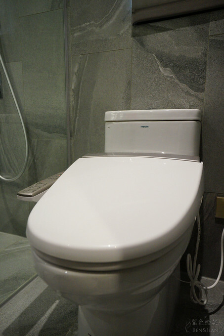 高雄市前金區鈞怡大飯店》整層親子遊戲場,電動車、球池積木、cosplay ,愛河畔景觀迷人