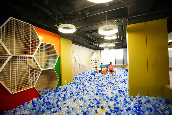 高雄市前金區鈞怡大飯店》整層親子遊戲場,電動車、球池積木、cosplay ,愛河畔景觀迷人