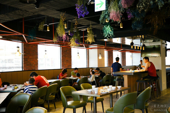 高雄市前金區鈞怡大飯店》整層親子遊戲場,電動車、球池積木、cosplay ,愛河畔景觀迷人