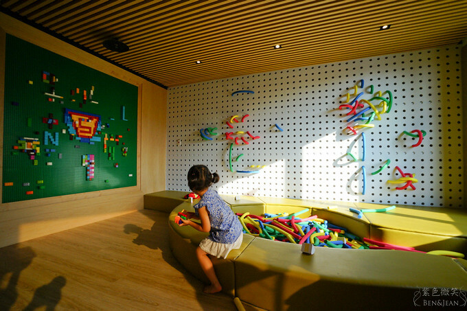 高雄市前金區鈞怡大飯店》整層親子遊戲場,電動車、球池積木、cosplay ,愛河畔景觀迷人