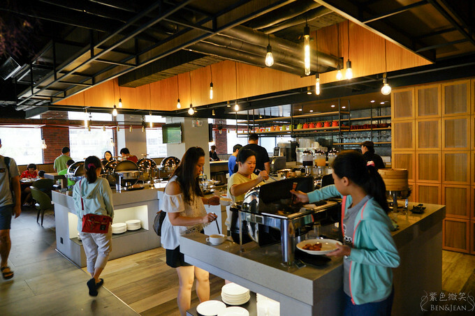 高雄市前金區鈞怡大飯店》整層親子遊戲場,電動車、球池積木、cosplay ,愛河畔景觀迷人