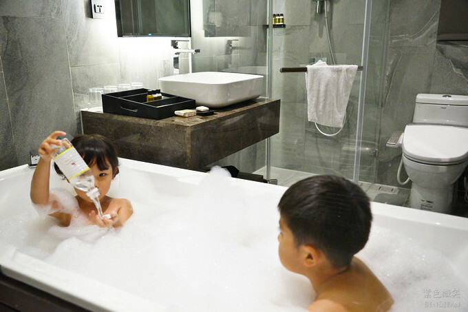 高雄市前金區鈞怡大飯店》整層親子遊戲場,電動車、球池積木、cosplay ,愛河畔景觀迷人