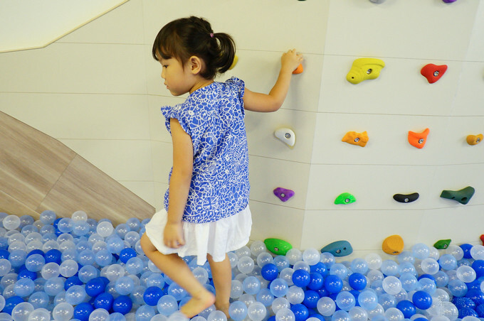 高雄市前金區鈞怡大飯店》整層親子遊戲場,電動車、球池積木、cosplay ,愛河畔景觀迷人