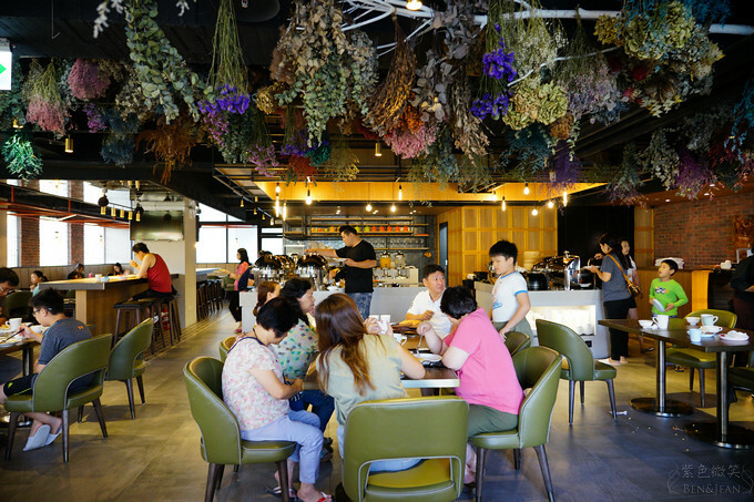 高雄市前金區鈞怡大飯店》整層親子遊戲場,電動車、球池積木、cosplay ,愛河畔景觀迷人