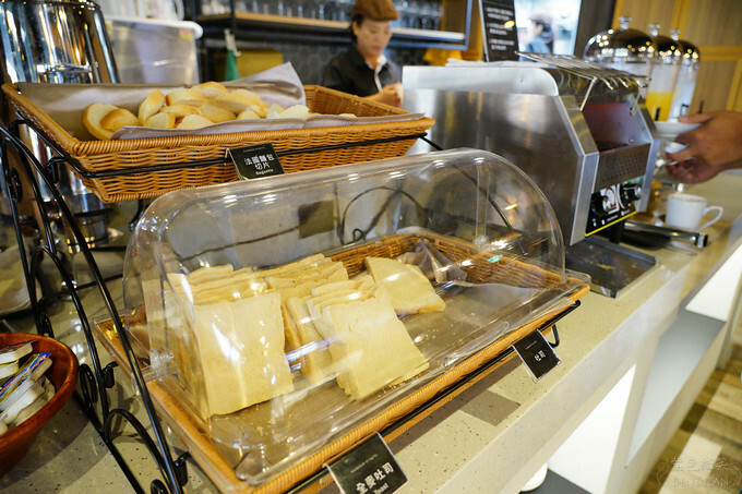 高雄市前金區鈞怡大飯店》整層親子遊戲場,電動車、球池積木、cosplay ,愛河畔景觀迷人