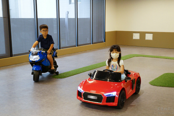 高雄市前金區鈞怡大飯店》整層親子遊戲場,電動車、球池積木、cosplay ,愛河畔景觀迷人