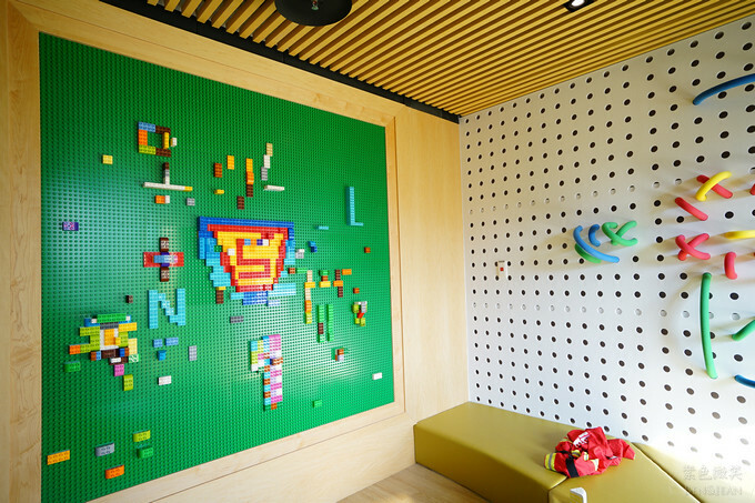 高雄市前金區鈞怡大飯店》整層親子遊戲場,電動車、球池積木、cosplay ,愛河畔景觀迷人