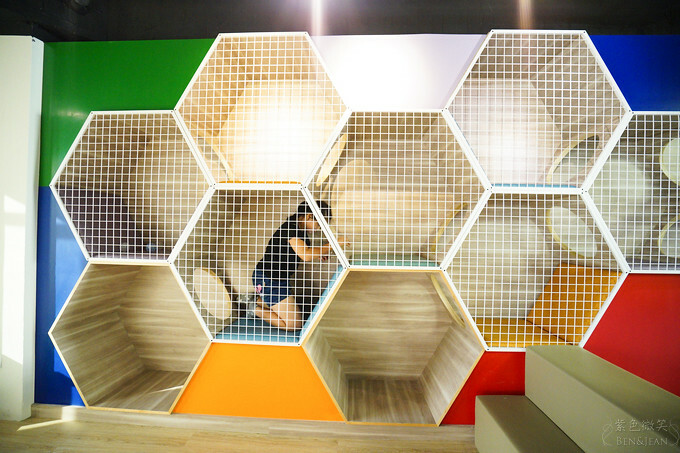 高雄市前金區鈞怡大飯店》整層親子遊戲場,電動車、球池積木、cosplay ,愛河畔景觀迷人