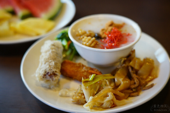 高雄市前金區鈞怡大飯店》整層親子遊戲場,電動車、球池積木、cosplay ,愛河畔景觀迷人