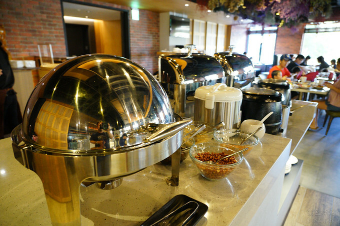 高雄市前金區鈞怡大飯店》整層親子遊戲場,電動車、球池積木、cosplay ,愛河畔景觀迷人