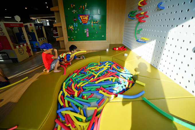 高雄市前金區鈞怡大飯店》整層親子遊戲場,電動車、球池積木、cosplay ,愛河畔景觀迷人