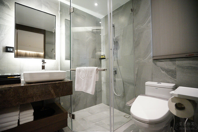 高雄市前金區鈞怡大飯店》整層親子遊戲場,電動車、球池積木、cosplay ,愛河畔景觀迷人