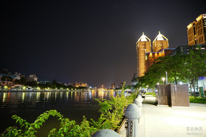 高雄市前金區鈞怡大飯店》整層親子遊戲場,電動車、球池積木、cosplay ,愛河畔景觀迷人