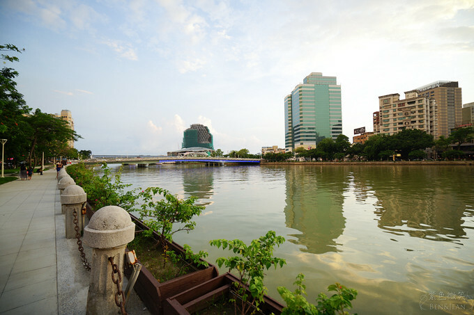 高雄市前金區鈞怡大飯店》整層親子遊戲場,電動車、球池積木、cosplay ,愛河畔景觀迷人