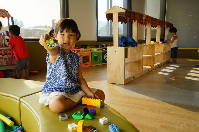 高雄市前金區鈞怡大飯店》整層親子遊戲場,電動車、球池積木、cosplay ,愛河畔景觀迷人