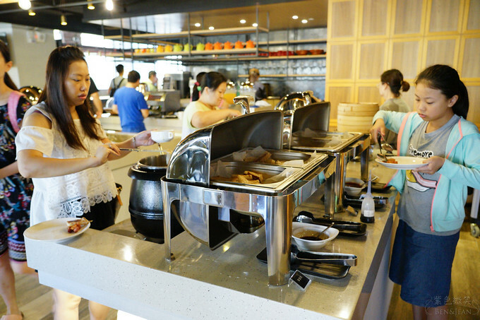 高雄市前金區鈞怡大飯店》整層親子遊戲場,電動車、球池積木、cosplay ,愛河畔景觀迷人