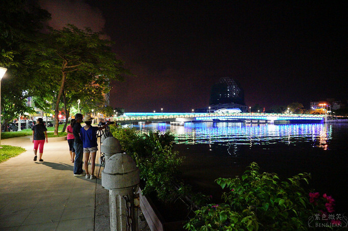 高雄市前金區鈞怡大飯店》整層親子遊戲場,電動車、球池積木、cosplay ,愛河畔景觀迷人