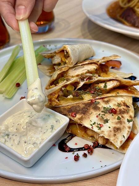 台北市南港區[南港美食] MADO土耳其餐廳 公司總動員 龍總有好康! 慶開工! 買一送一 #南港軟體園區美食 南港展覽館美食 @