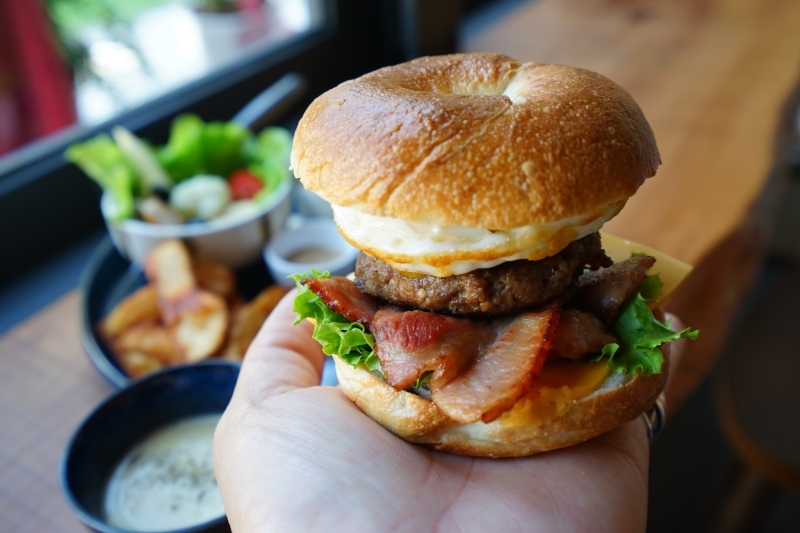 跳躍的宅男 - [花蓮早午餐]黑羽貝果-這間貝果外層像是法國麵包般酥脆!! 加上太陽蛋漢堡肉也太好吃了吧  花蓮美食推薦
