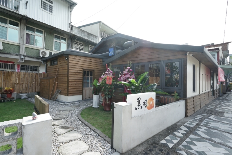 跳躍的宅男 - [花蓮早午餐]黑羽貝果-這間貝果外層像是法國麵包般酥脆!! 加上太陽蛋漢堡肉也太好吃了吧  花蓮美食推薦