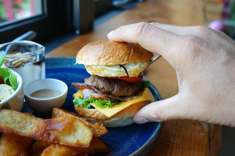 跳躍的宅男 - [花蓮早午餐]黑羽貝果-這間貝果外層像是法國麵包般酥脆!! 加上太陽蛋漢堡肉也太好吃了吧  花蓮美食推薦